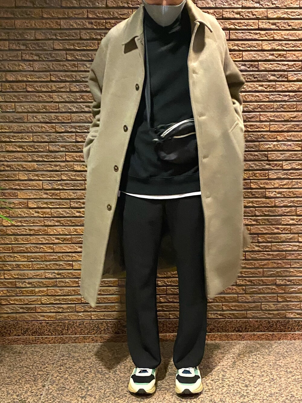 「冬コーデ、ステンカラーコート、confirm、オーバーサイズ、フレアパンツ、HARE、ビッグシルエット、お洒落さんとつながりたい、オトナカジュアル、タートルネック」｜「HAREのタートルスウェットプルオーバー(HARE)（スウェット、ブラック系）」を使った、かしゅべさん（メンズ・173cm）の冬コーディネートの1枚目の写真