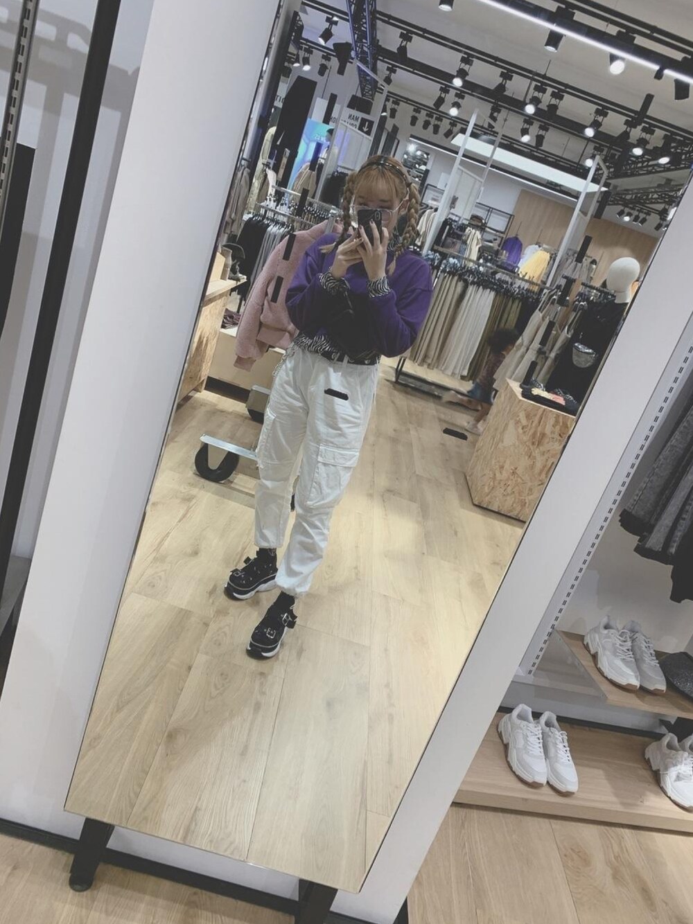 「ピープス女子、ストーリート、原宿、韓国ファッション」｜「Bershkaのアイテム（パンツ、ホワイト系）」を使った、黄泉さん（レディース・161cm）の秋コーディネートの1枚目の写真