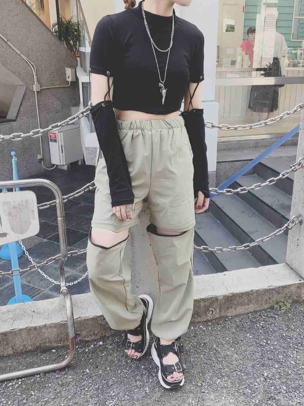 「ピープス女子、パンツスタイル、プチプラ、原宿、青文字系」｜「PEEPSのアイテム（カーゴパンツ、グリーン系）」を使った、黄泉さん（レディース・161cm）の秋コーディネートの1枚目の写真
