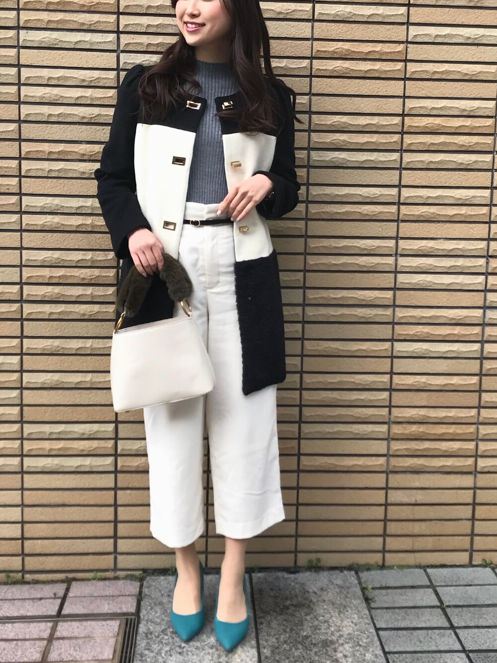 「シンプルコーデ、大人カジュアル、きれいめカジュアル、休日スタイル、パンツスタイル、ワイドパンツ、モノトーンコーデ、カラーパンプス、リブニット、ブリティッシュ」｜「Rirandtureのアイテム（ジャケット/アウター、ブラック系）」を使った、otowa mikaさん（レディース・161cm）の冬コーディネートの1枚目の写真