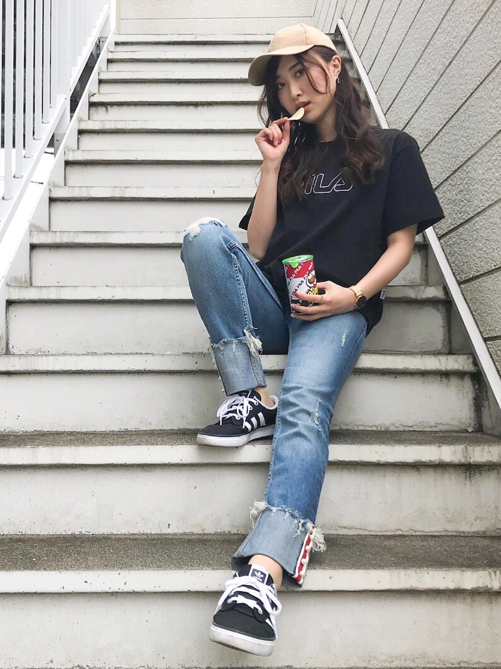 「カジュアル、春コーデ、スニーカー、休日スタイル、大人カジュアル、outfit、メンズライク、スポーツミックス、ootd、デニムパンツ」｜「FILAのアイテム（Tシャツ/カットソー、ブラック系）」を使った、otowa mikaさん（レディース・161cm）の春コーディネートの1枚目の写真