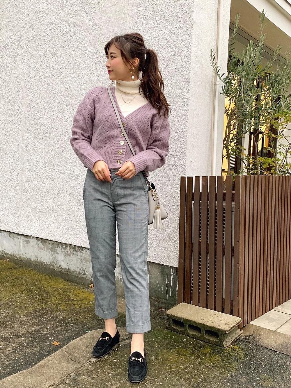 「冬のコーデ、休日スタイル、シンプル、オトナ女子、ootd、ニット、UNIQLO、きれいめカジュアル、大人カジュアル、タートルネック」｜「LILY BROWNの透かし柄編3WAYニットトップス（ニット/セーター、パープル系）」を使った、otowa mikaさん（レディース・161cm）の冬コーディネートの1枚目の写真