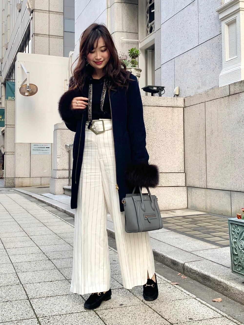 「パンツスタイル、おしゃれさんと繋がりたい、シンプルコーデ、冬アウター、ニットコーデ、ストライプパンツ、ザラジョ、ZARA、CELINE、大人カジュアル」｜「LIMITLESS LUXURYのアイテム（ノーカラージャケット、ブルー系）」を使った、otowa mikaさん（レディース・161cm）の冬コーディネートの1枚目の写真