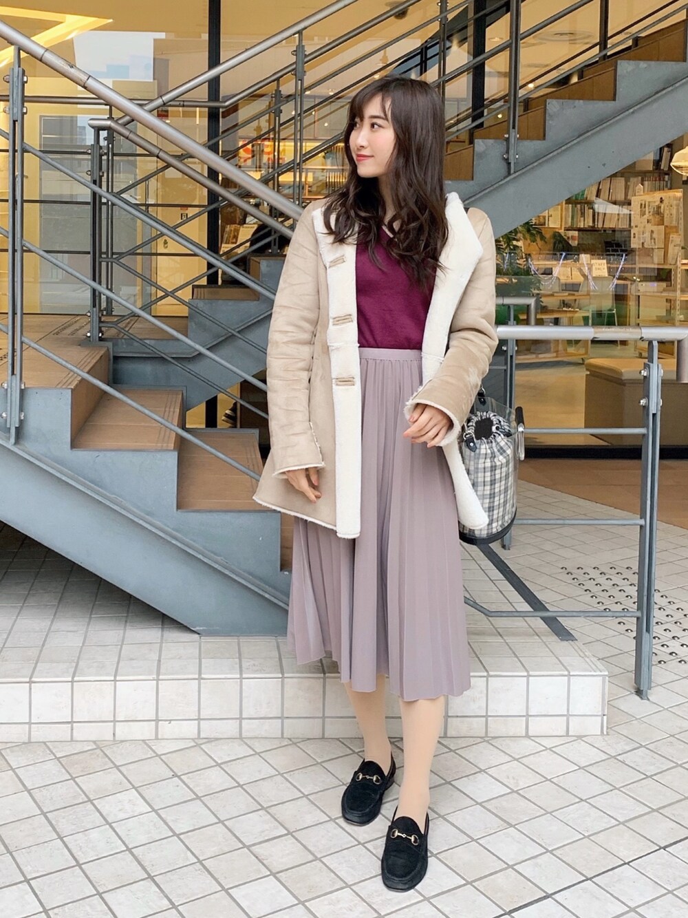 「冬アウター着回しチャレンジ、冬のコーデ、シンプル、きれいめカジュアル、大人カジュアル、プチプラ、ニット、ムートンコート、ユニクロコーデ、バーガンディー」｜「UNIQLOのWOMEN エクストラファインメリノVネックセーター（長袖）（ニット/セーター、パープル系）」を使った、otowa mikaさん（レディース・161cm）の冬コーディネートの1枚目の写真