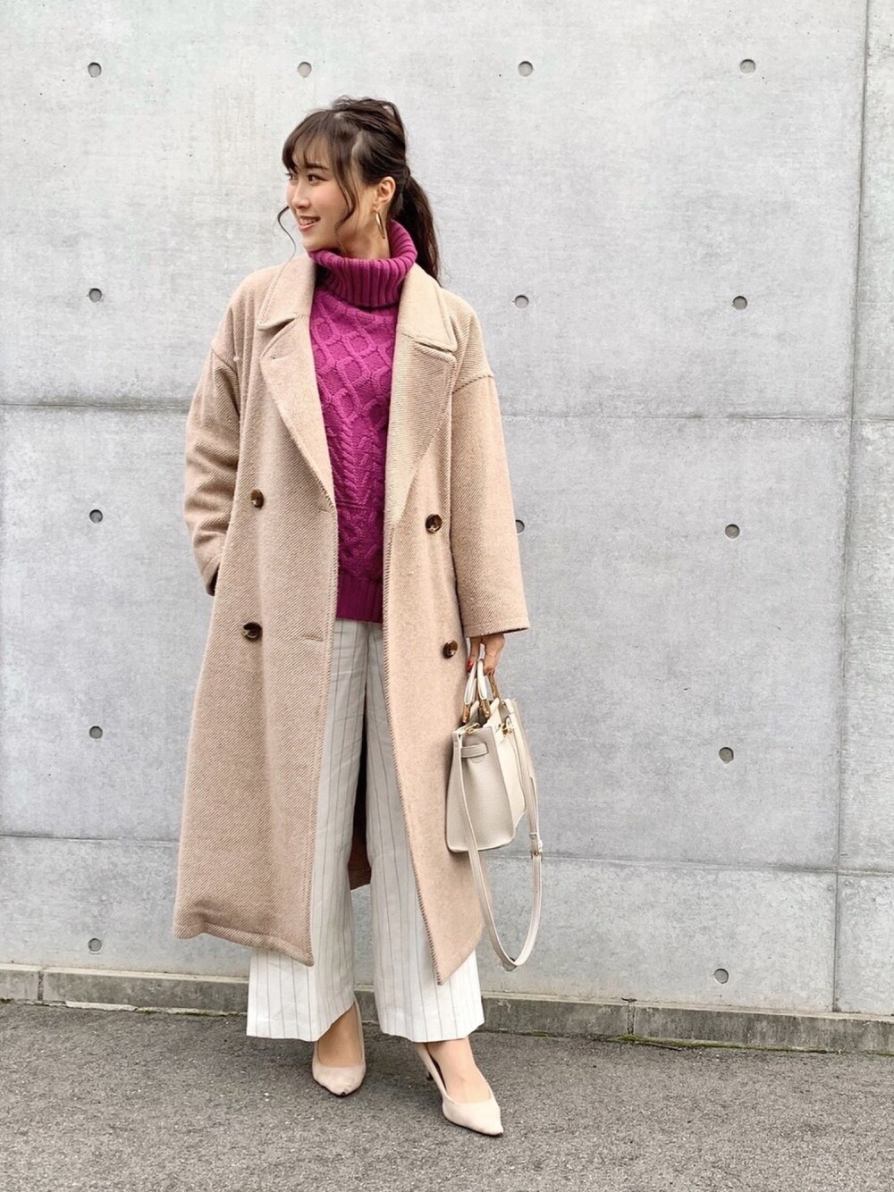 「シンプルコーデ、カジュアル、ゆるコーデ、ビッグシルエット、ケーブルニット、オトナ女子、ピンストライプ、パンツスタイル、ポニーテール、タートルネック」｜「SNIDELのアイテム（ジャケット/アウター、ベージュ系）」を使った、otowa mikaさん（レディース・161cm）の冬コーディネートの1枚目の写真
