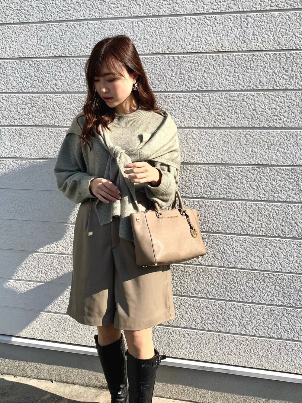 「秋冬コーデ、オトナカジュアル、冬コーデ、くすみカラー、休日スタイル、プロデューサー巻き、レザーパンツ、キュロットパンツ、アースカラー、ニットコーデ」｜「SNIDELのショールニットセットプルオーバー（ニット/セーター、グリーン系）」を使った、otowa mikaさん（レディース・161cm）の冬コーディネートの1枚目の写真