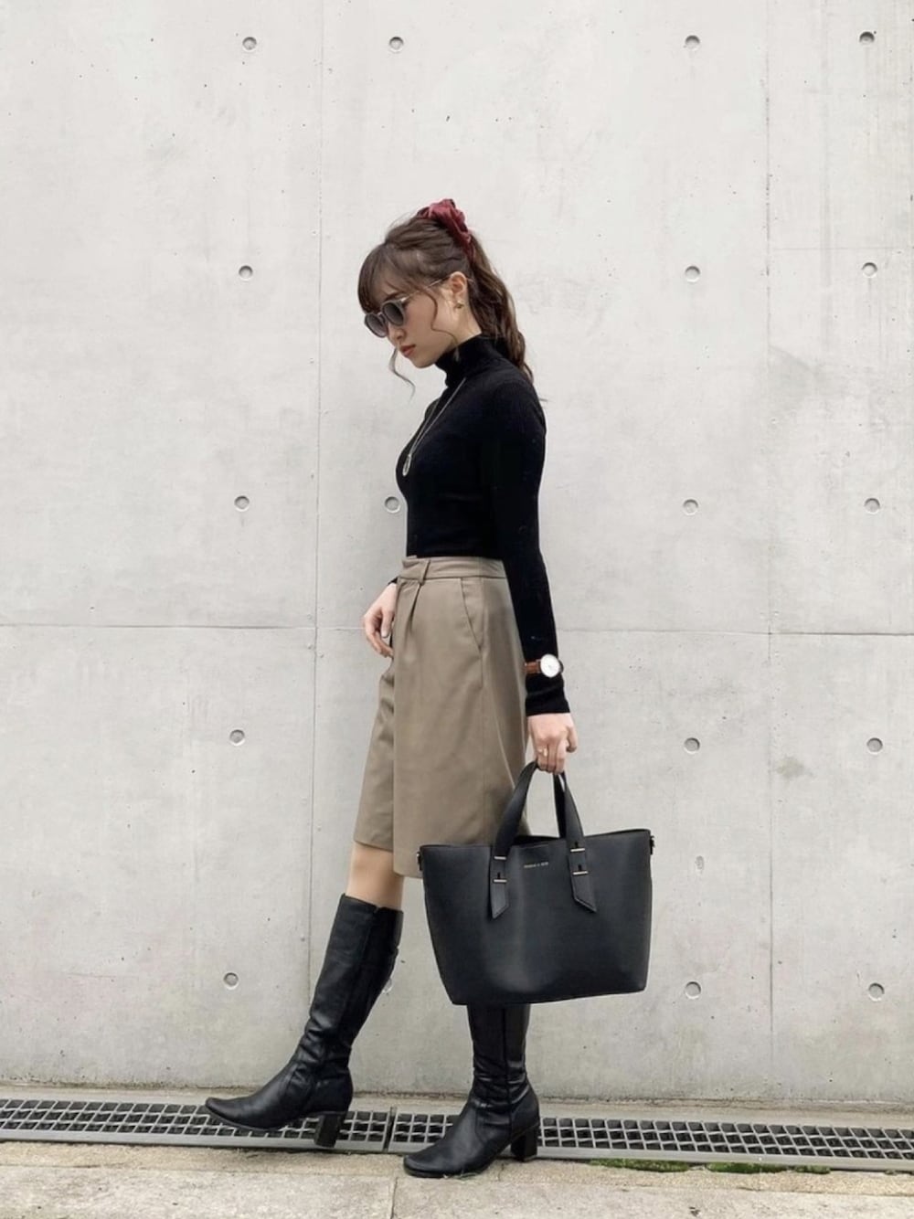 「私の推しブランド、シンプルコーデ、オトナ女子、大人カジュアル、大人ガーリー、タートルネック、ビッグシュシュ、ハーフパンツ、レザーパンツ、ロングブーツ」｜「UNIQLOのエクストラファインメリノリブタートルネックセーター（長袖）（ニット/セーター、ブラック系）」を使った、otowa mikaさん（レディース・161cm）の冬コーディネートの1枚目の写真