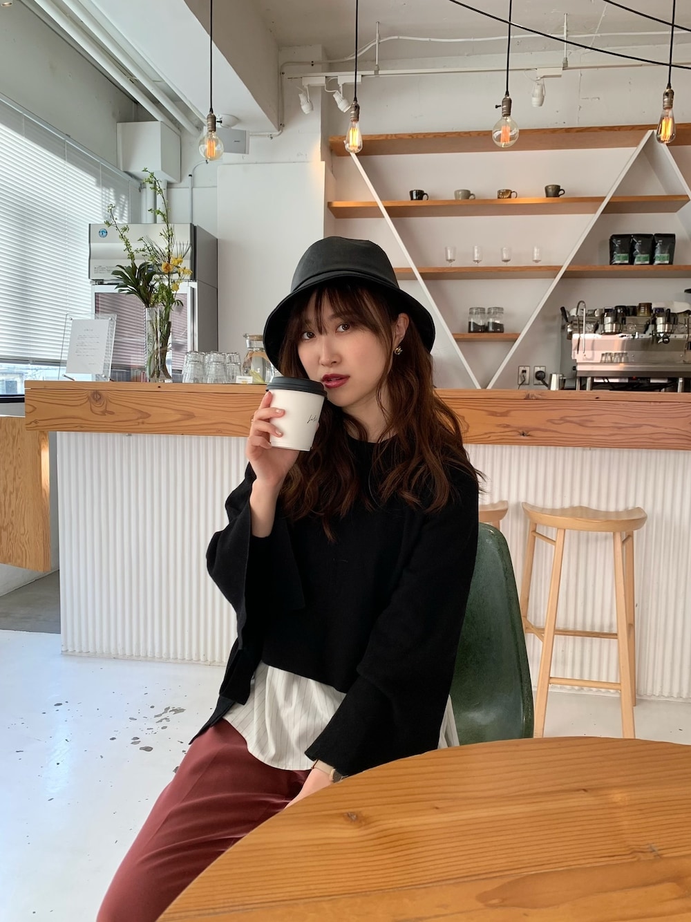 「大人カジュアル、パンツスタイル、シンプル、バケットハット、レイヤード、キレイめカジュアル、休日スタイル、大人女子、カフェ、ニットコーデ」｜「no brandのアイテム（ハット、ブラック系）」を使った、otowa mikaさん（レディース・161cm）の冬コーディネートの1枚目の写真