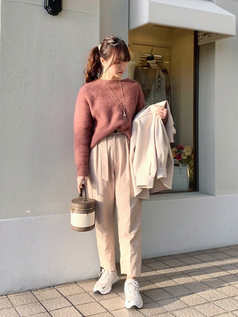 「春コーデ、休日コーデ、春色、シンプル、キレイめカジュアル、ootd、カラーニット、ラウンドバッグ、スニーカーコーデ、パンツスタイル」｜「Mila Owenのダブルボタン2タックテーパードパンツ（その他パンツ、ベージュ系）」を使った、otowa mikaさん（レディース・161cm）の春コーディネートの1枚目の写真