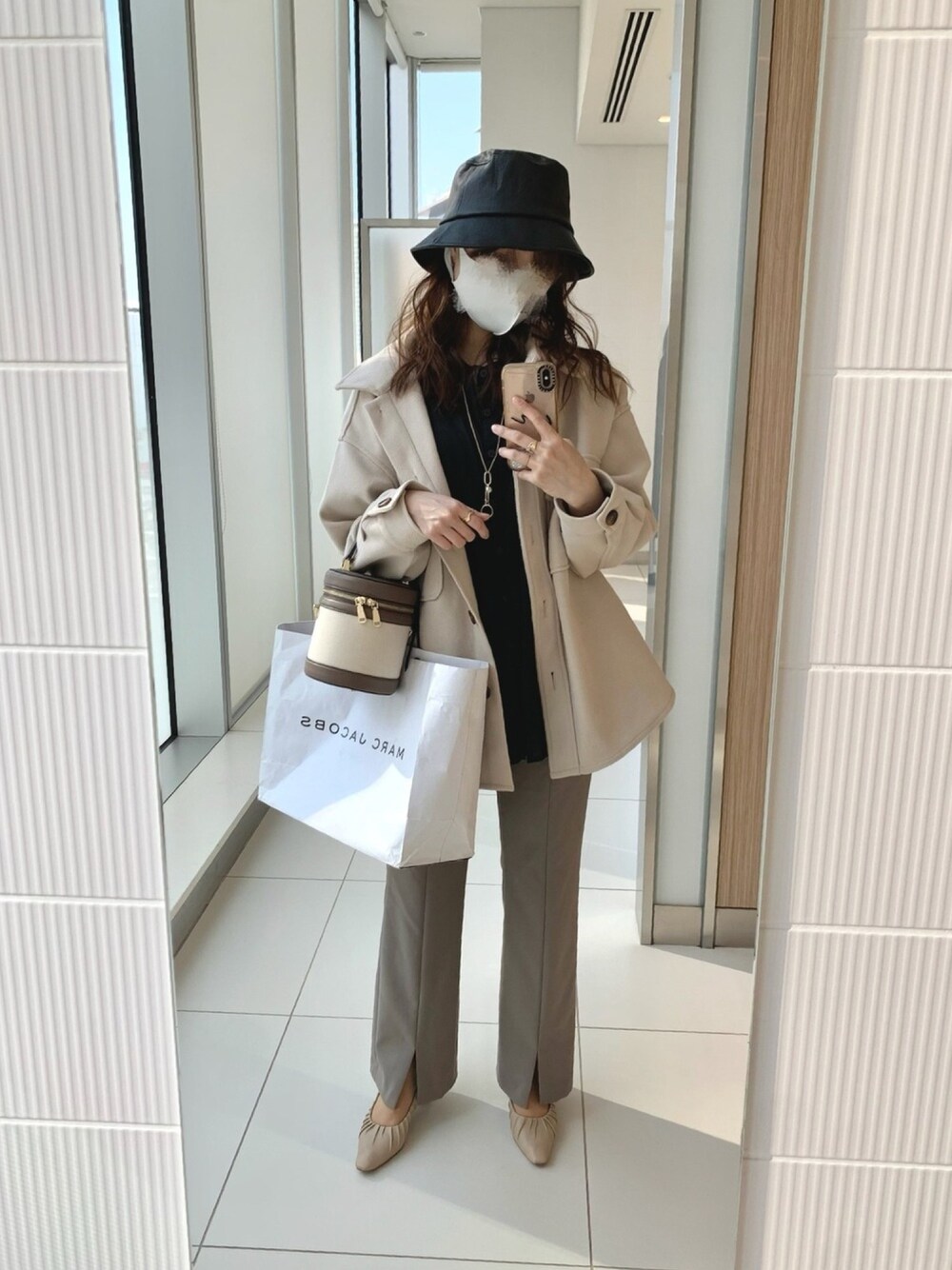 「オトナカジュアル、きれいめカジュアル、今日のコーデ、パンツコーデ、オトナ女子、休日スタイル、くすみカラー、モノトーン、ゆるコーデ、プチプラコーデ」｜「GRLのオーバーサイズフェイクウールジャケット（その他アウター、ホワイト系）」を使った、otowa mikaさん（レディース・161cm）の春コーディネートの1枚目の写真