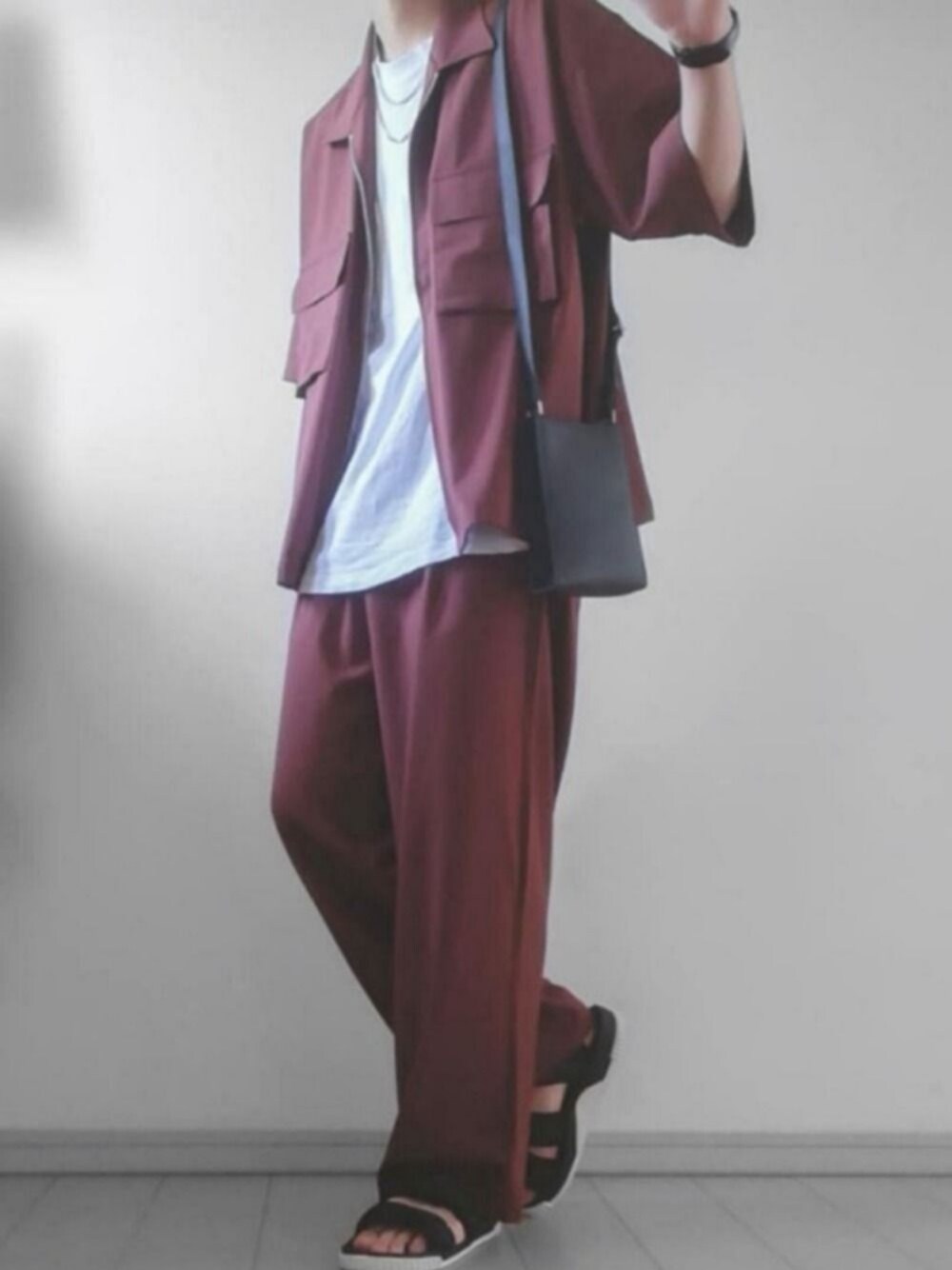 ブラック系のショルダーバッグ、ホワイト系のTシャツ/カットソー、ブラウン系のシャツ/ブラウスを着用したメンズの夏コーディネートの1枚目の写真