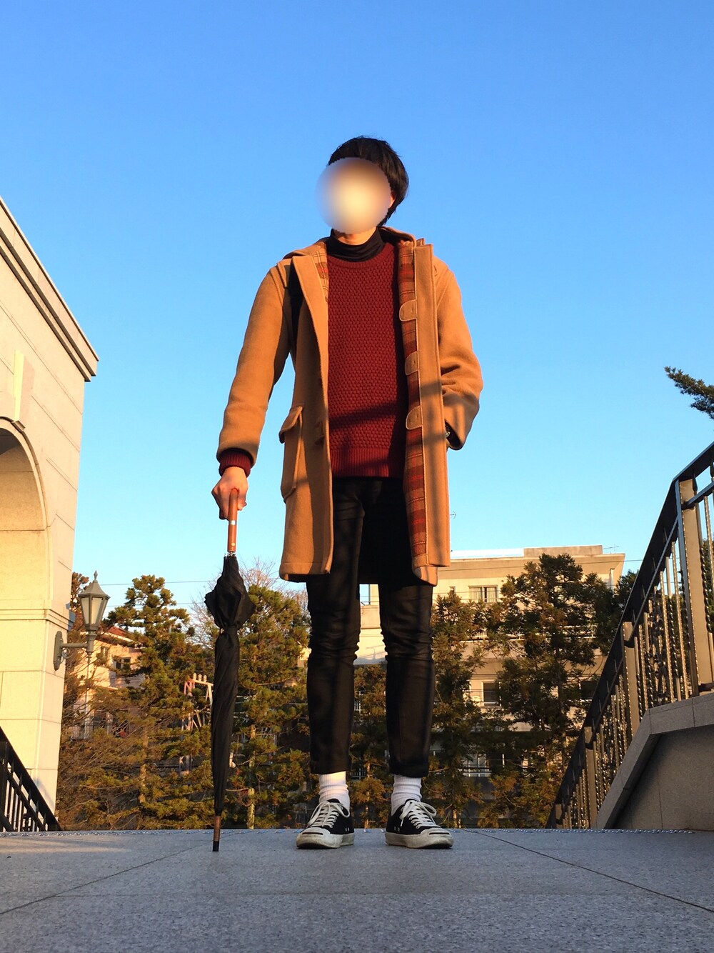 ベージュ系のダッフルコート、ブラック系のスニーカー、ホワイト系のデニムパンツを着用したメンズの春コーディネートの1枚目の写真