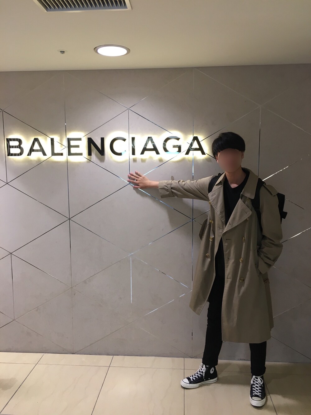 「春コーデ、トレンチコート、黒スキニー、スニーカー、チャックテイラー、CT70s、BALENCIAGA」｜「BURBERRYのアイテム（トレンチコート、ベージュ系）」を使った、SST___sさん（メンズ・184cm）の春コーディネートの1枚目の写真