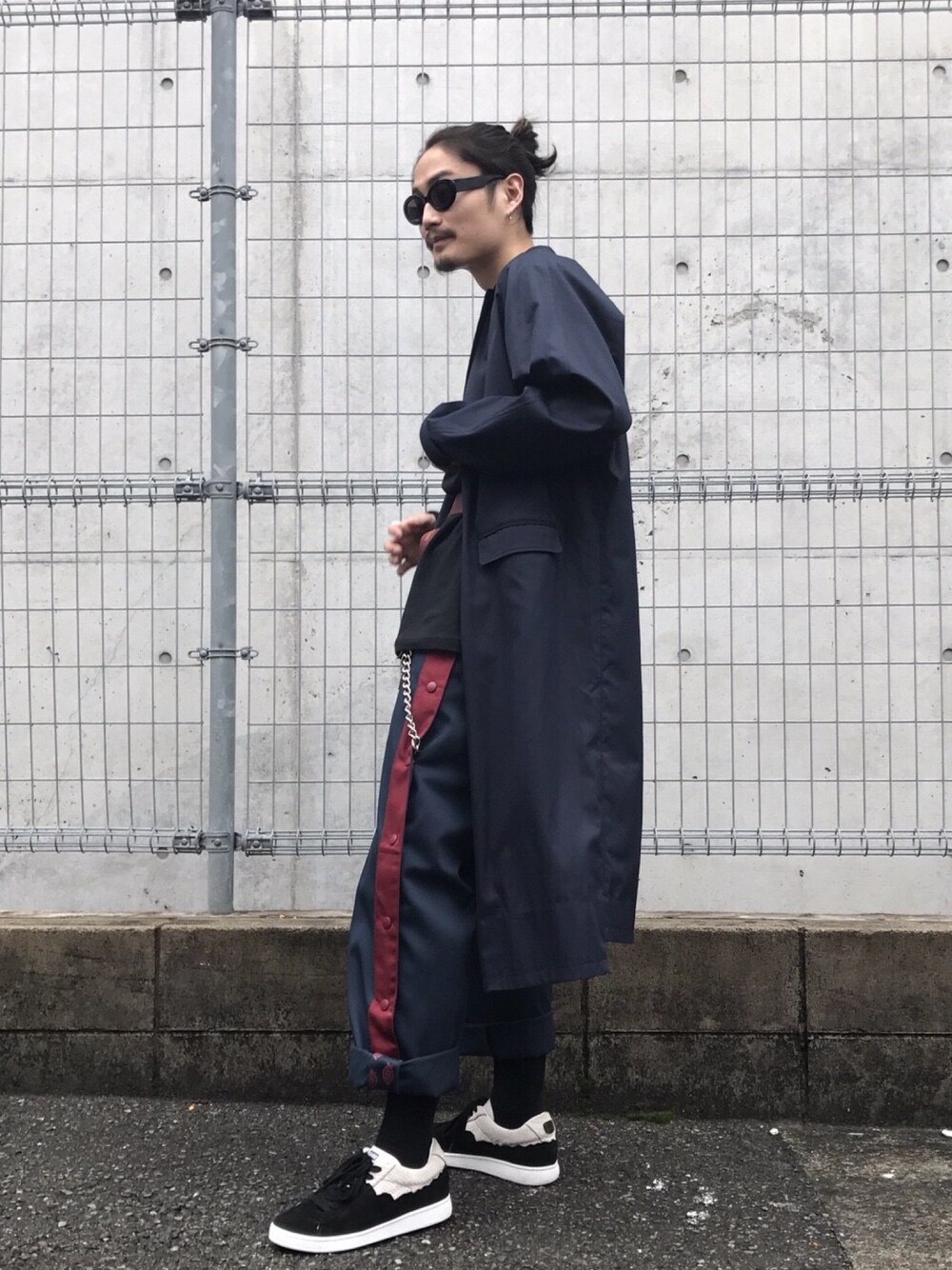 「summer、MYNE、mynesneakershop」｜「MYneの【MYne】刺繍ラグランコート/embroidery raglan coat（チェスターコート、ブルー系）」を使った、THE PHARCYDEさん（メンズ・175cm）の春コーディネートの1枚目の写真