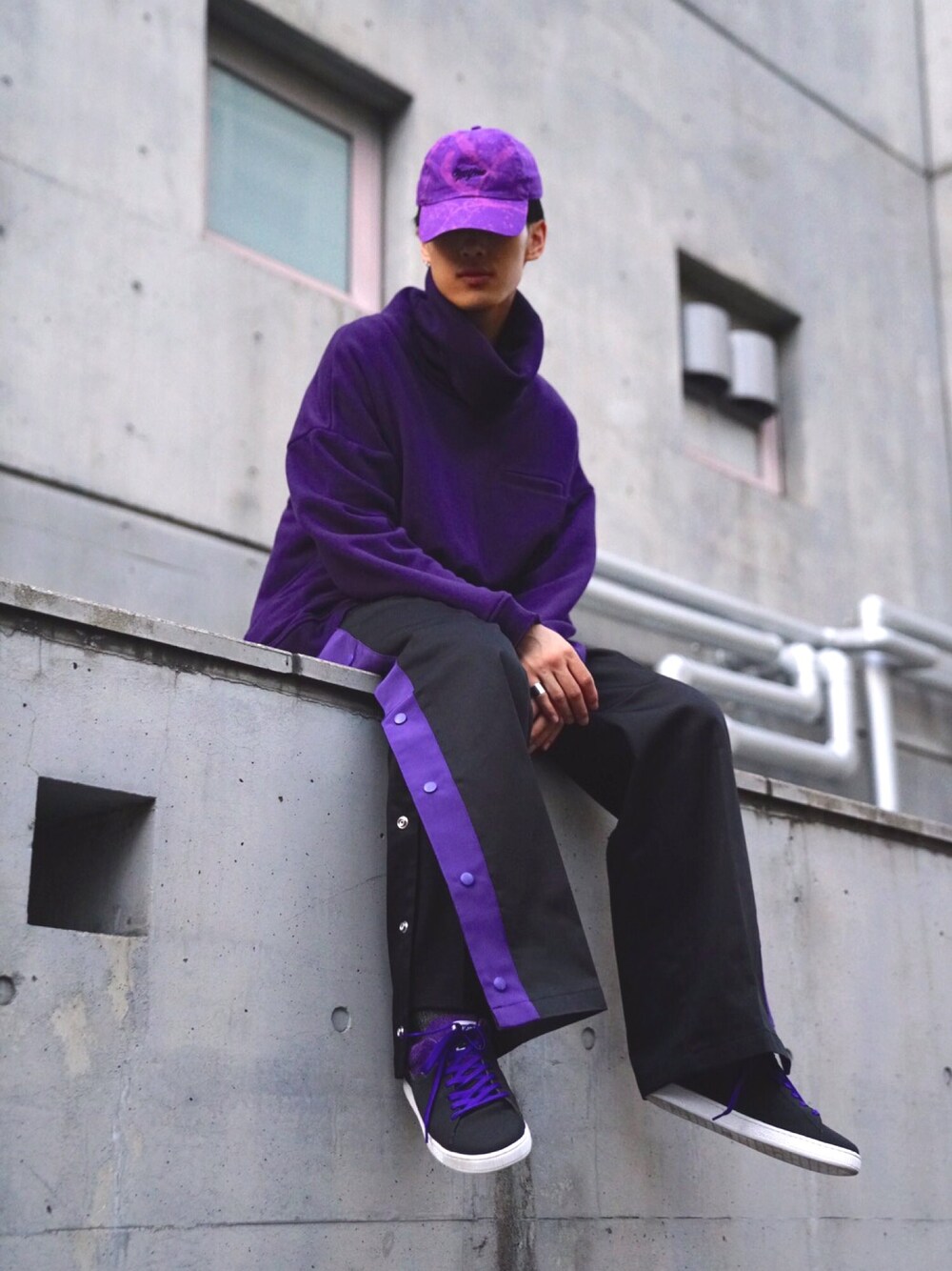 「キャップ、ワイドパンツ、ビックシルエット、ディッキーズ(Dickies)、MYNE、ディッキーズコラボ、MYnebyidea、mynesneakershop」｜「MYneの【MYne】ハイネックビックプルオーバー/high neck big pullover（スウェット、パープル系）」を使った、THE PHARCYDEさん（メンズ・185cm）の夏コーディネートの1枚目の写真