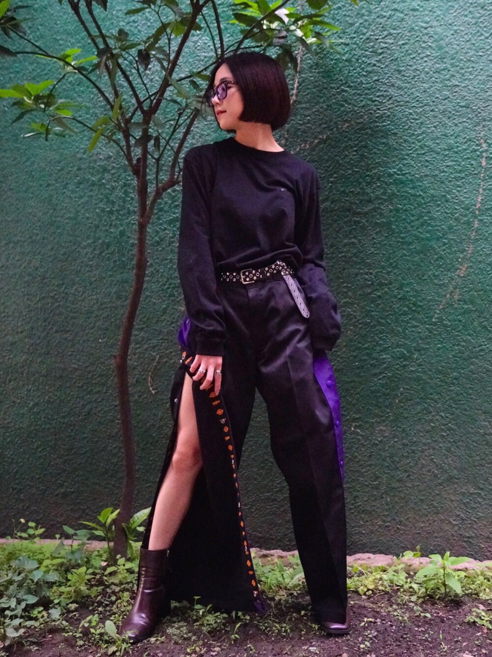 「ワイドパンツ、ディッキーズ(Dickies)、MYNE、MYnebyidea、mynesneakershop、マイン」｜「MYneの【MYne】ディッキーズサイドラインスナップワイドパンツ/Dickies side line snap wide pants【直営店限定カラーBLACK×PURPLE登場！！！】（その他パンツ、ブラック系）」を使った、THE PHARCYDEさん（レディース・165cm）の夏コーディネートの1枚目の写真