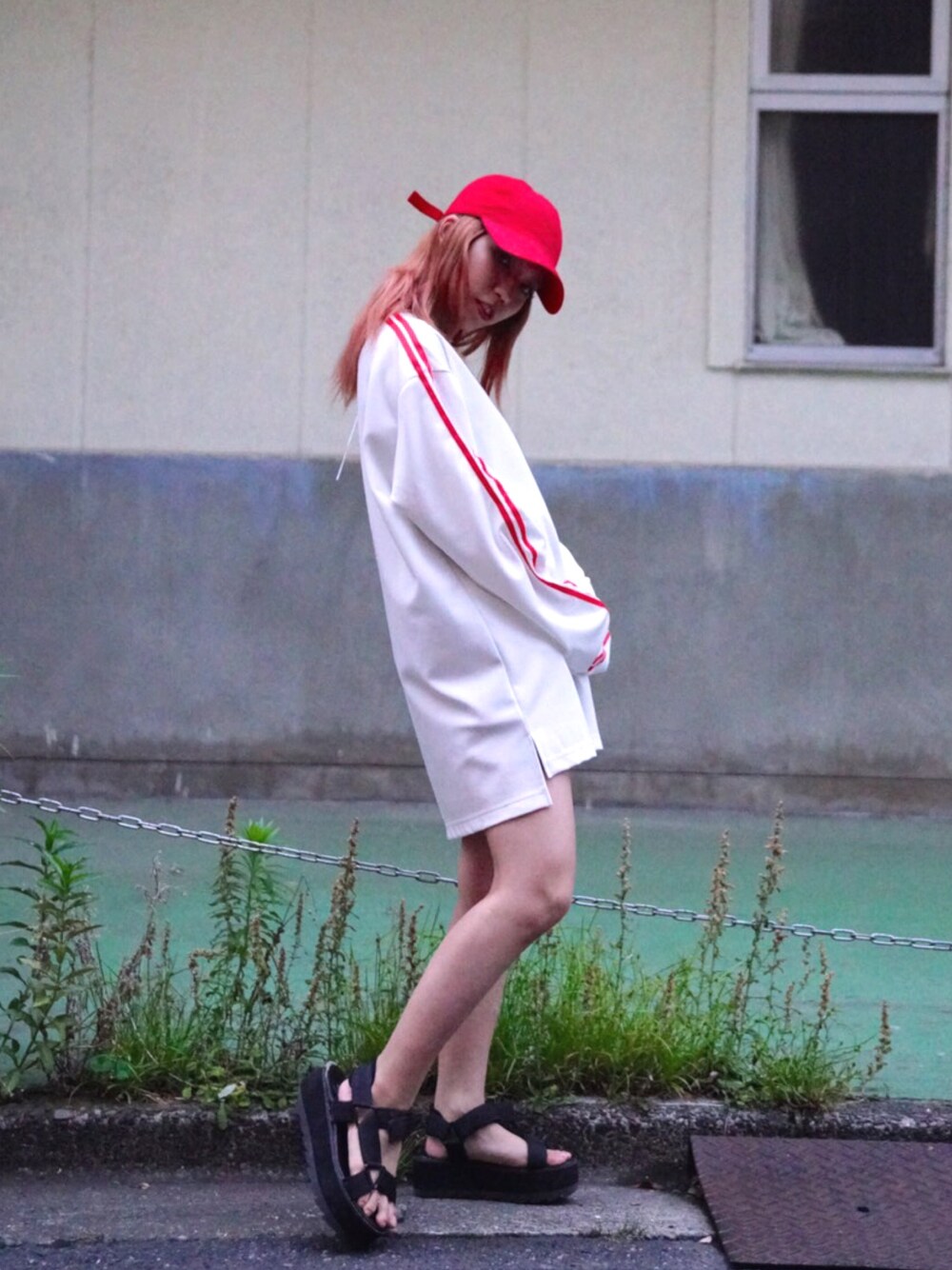 「キャップ、オーバーサイズ、ゆるコーデ、ビッグT、MYNE、MYnebyidea、mynesneakershop」｜「MYneの【MYne】2Line ロングスリーブビックTシャツ/2line long sleeve big T-shirt（Tシャツ/カットソー、ホワイト系）」を使った、THE PHARCYDEさん（レディース・147cm）の夏コーディネートの1枚目の写真