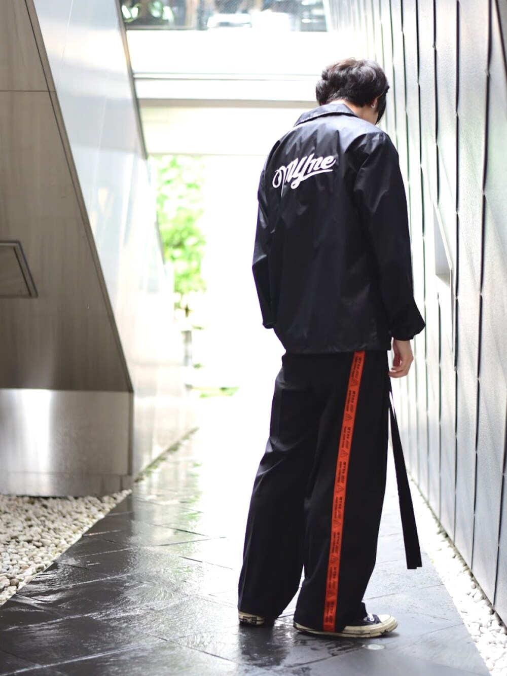 「MYNE、mynesneakershop、MYnebyidea、マイン、コーチジャケット、ゆるコーデ、ワイドパンツ、サイドライン」｜「MYneの 【MYne】ロゴコーチジャケット/LOGO COACH JACKET（ナイロンジャケット、ブラック系）」を使った、THE PHARCYDEさん（メンズ・175cm）の夏コーディネートの1枚目の写真