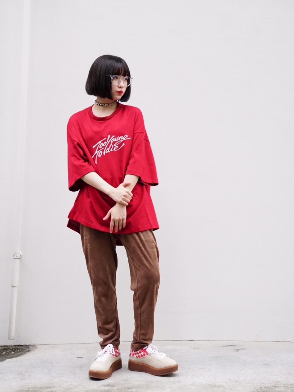 「MYnebyidea、MYNE、mynesneakershop、マイン、ビックT、ラバーソール」｜「MYneの【MYne】刺繍ショートスリーブTシャツ/embroidery T-shirt（Tシャツ/カットソー、レッド系）」を使った、THE PHARCYDEさん（レディース・153cm）の夏コーディネートの1枚目の写真