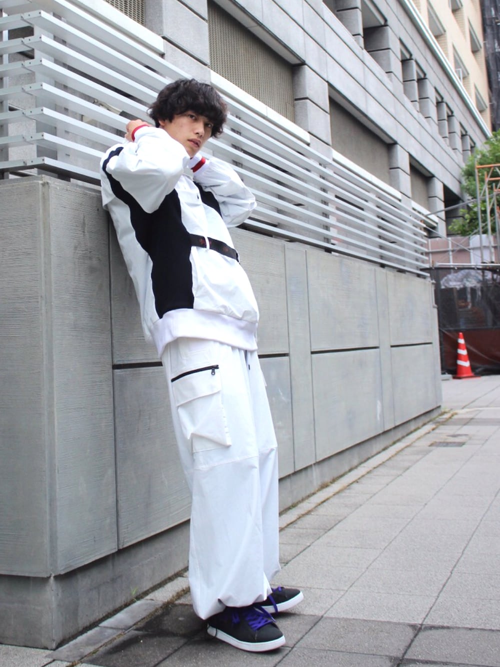 「MYNE、MYnebyidea、mynesneakershop、マイン、ワイドパンツ、ワイドパンツ×スニーカー、オーバーサイズ、アノラックパーカー」｜「MYneの【MYne】サイドポケットナイロンワイドパンツ/nylon wide pants（その他パンツ、ホワイト系）」を使った、THE PHARCYDEさん（メンズ・176cm）の夏コーディネートの1枚目の写真