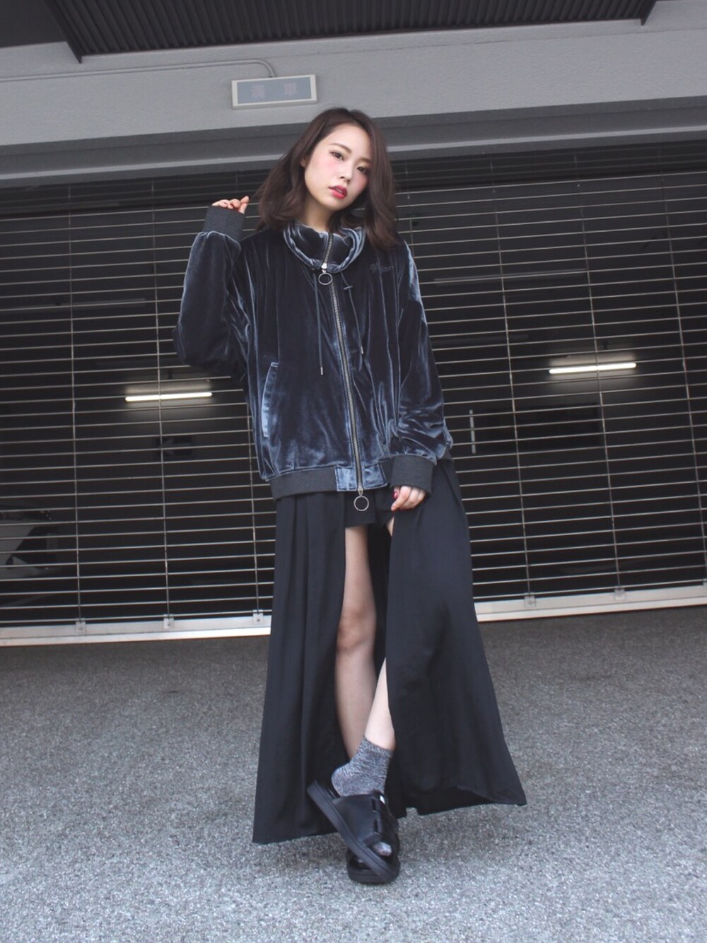 「MYNE、MYnebyidea、mynesneakershop、マイン、ベロア」｜「MYneの【MYne】ベロアブルゾン/velour blouson（ブルゾン、グレー系）」を使った、THE PHARCYDEさん（レディース・156cm）の夏コーディネートの1枚目の写真