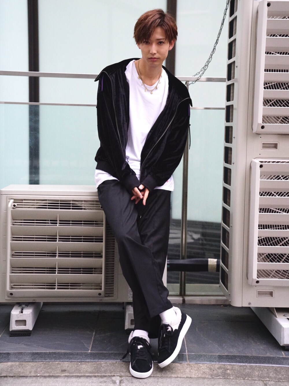 「MYnebyidea、mynesneakershop、MYNE、マイン、ベロア、スニーカー」｜「MYneの【MYne】ベロアブルゾン/velour blouson（ブルゾン、ブラック系）」を使った、THE PHARCYDEさん（メンズ・180cm）の夏コーディネートの1枚目の写真