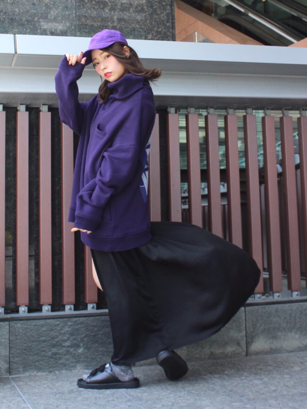 「キャップ、オーバーサイズ、MYNE、マイン、MYnebyidea、mynesneakershop」｜「MYneの【MYne】ハイネックビックプルオーバー/high neck big pullover（スウェット、パープル系）」を使った、THE PHARCYDEさん（レディース・156cm）の夏コーディネートの1枚目の写真