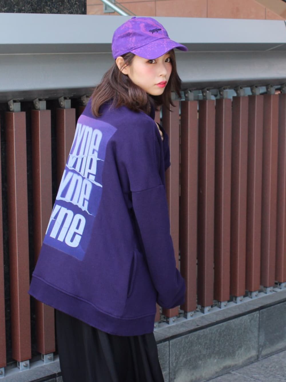 「キャップ、オーバーサイズ、メンズライク、ユニセックス、MYNE、マイン、MYnebyidea、mynesneakershop」｜「MYneの【MYne】ハイネックビックプルオーバー/high neck big pullover（スウェット、パープル系）」を使った、THE PHARCYDEさん（レディース・156cm）の夏コーディネートの1枚目の写真