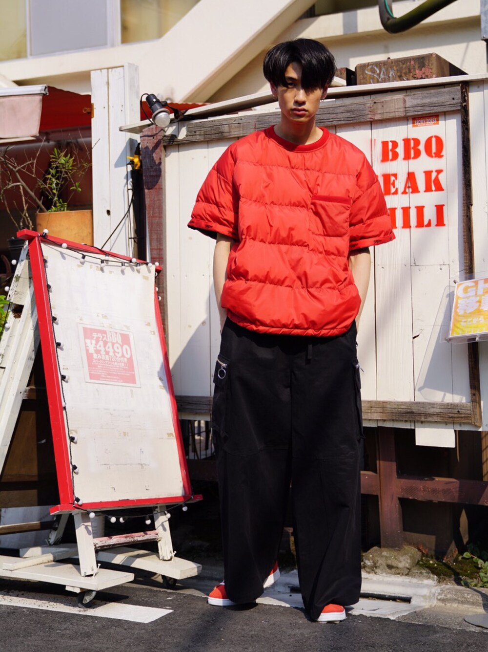 「MYNE、MYnebyidea、mynesneakershop、マイン、夏、ワイドパンツ、オーバーサイズ」｜「MYneの【MYne】ロッキーマウンテンフェザーベッド×MYneダウンTシャツ/Rocky Mountain Featherbed×Myne downT-shirt（ダウンベスト、レッド系）」を使った、THE PHARCYDEさん（メンズ・183cm）の夏コーディネートの1枚目の写真