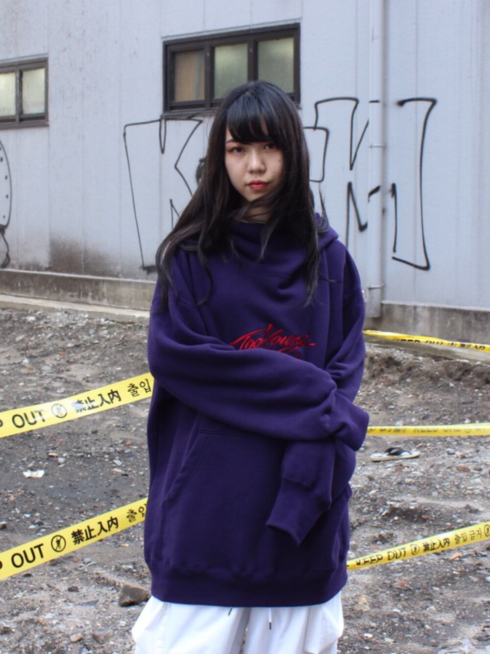 「MYNE、MYnebyidea、mynesneakershop、マイン、オーバーサイズ」｜「MYneの【MYne】刺繍タートルフーデットビックプルオーバー/embroidery turtle hooded big pullover（パーカー、パープル系）」を使った、THE PHARCYDEさん（レディース・160cm）の夏コーディネートの1枚目の写真
