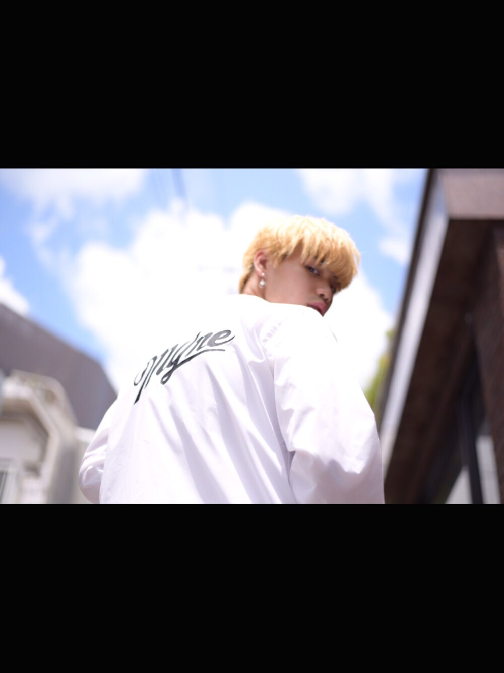 「MYNE、MYnebyidea、mynesneakershop、マイン、ゆるコーデ、ホワイトコーデ、コーチジャケット」｜「MYneの 【MYne】ロゴコーチジャケット/LOGO COACH JACKET（ナイロンジャケット、ホワイト系）」を使った、THE PHARCYDEさん（メンズ・175cm）の夏コーディネートの1枚目の写真