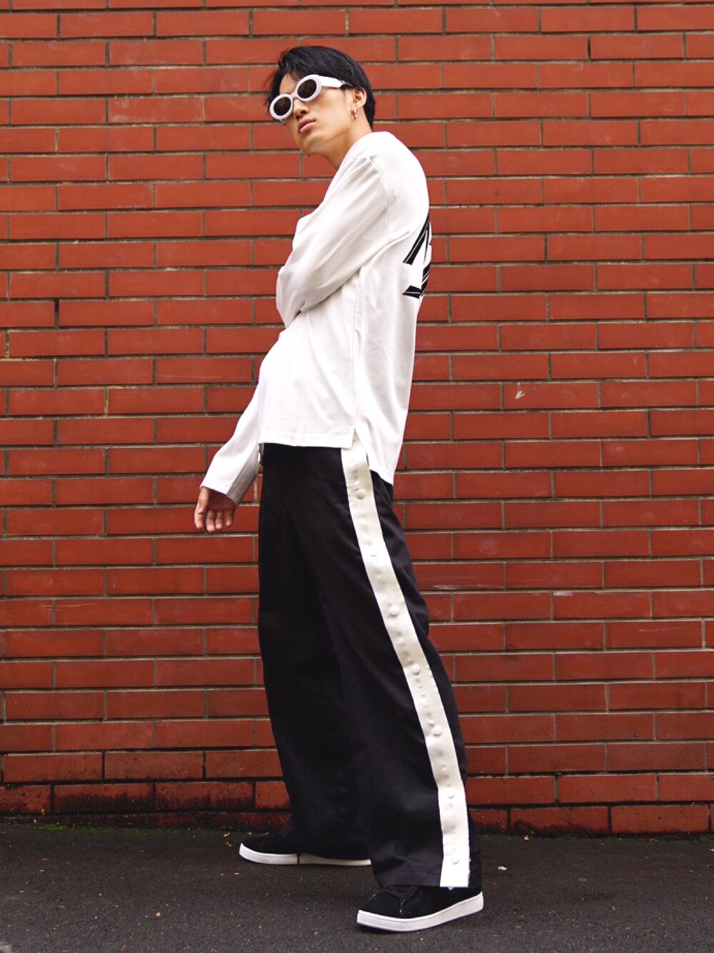 「MYNE、MYnebyidea、mynesneakershop、マイン、モノトーン」｜「MYneの【MYne】プリントロングスリーブTシャツ/printed long sleeve T-shirt（Tシャツ/カットソー、ホワイト系）」を使った、THE PHARCYDEさん（メンズ・182cm）の夏コーディネートの1枚目の写真