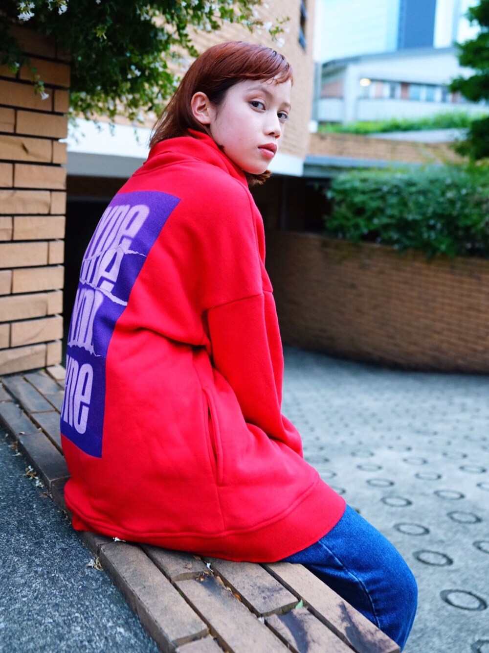 「MYNE、MYnebyidea、mynesneakershop、マイン、赤」｜「MYneの【MYne】ハイネックビックプルオーバー/high neck big pullover（スウェット、レッド系）」を使った、THE PHARCYDEさん（レディース・160cm）の夏コーディネートの1枚目の写真