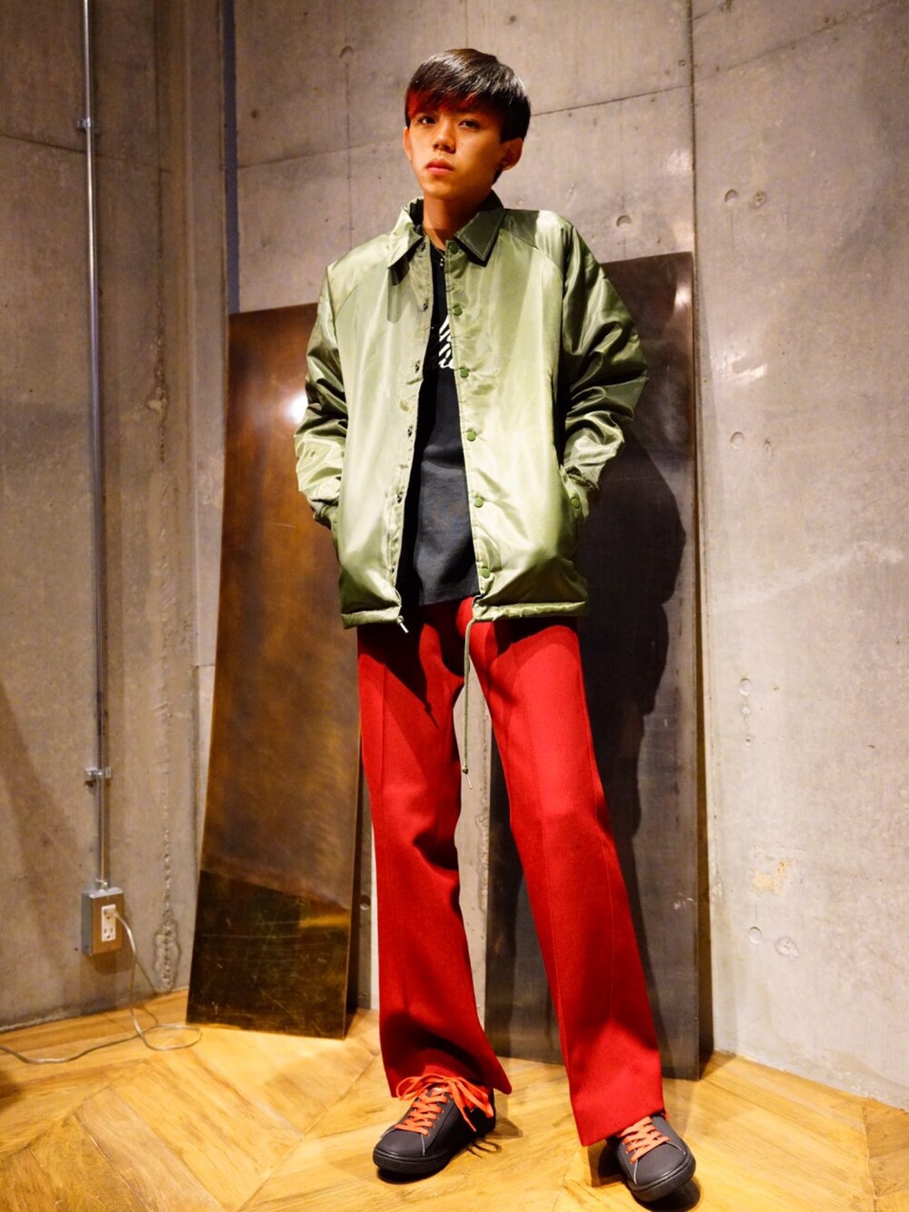 「MYNE、MYnebyidea、mynesneakershop」｜「MYneの【MYne】ロゴコーチジャケットボアライニング/coach jacket boa lining（ナイロンジャケット、グリーン系）」を使った、THE PHARCYDEさん（メンズ・175cm）の夏コーディネートの1枚目の写真