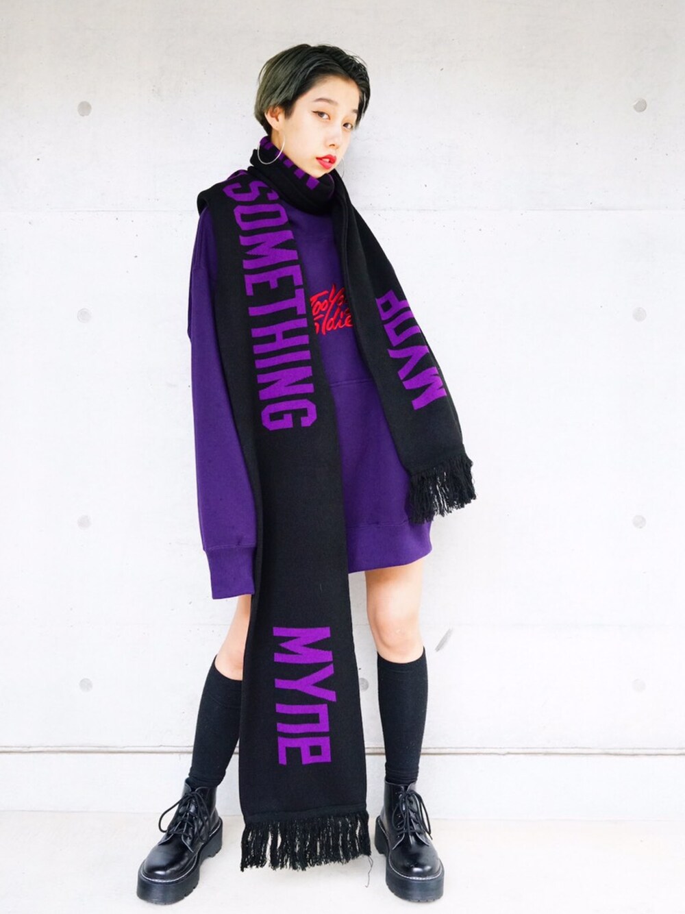 「MYNE、MYnebyidea、マイン」｜「MYneの【MYne】刺繍タートルフーデットビックプルオーバー/embroidery turtle hooded big pullover（パーカー、パープル系）」を使った、THE PHARCYDEさん（レディース・156cm）の秋コーディネートの1枚目の写真