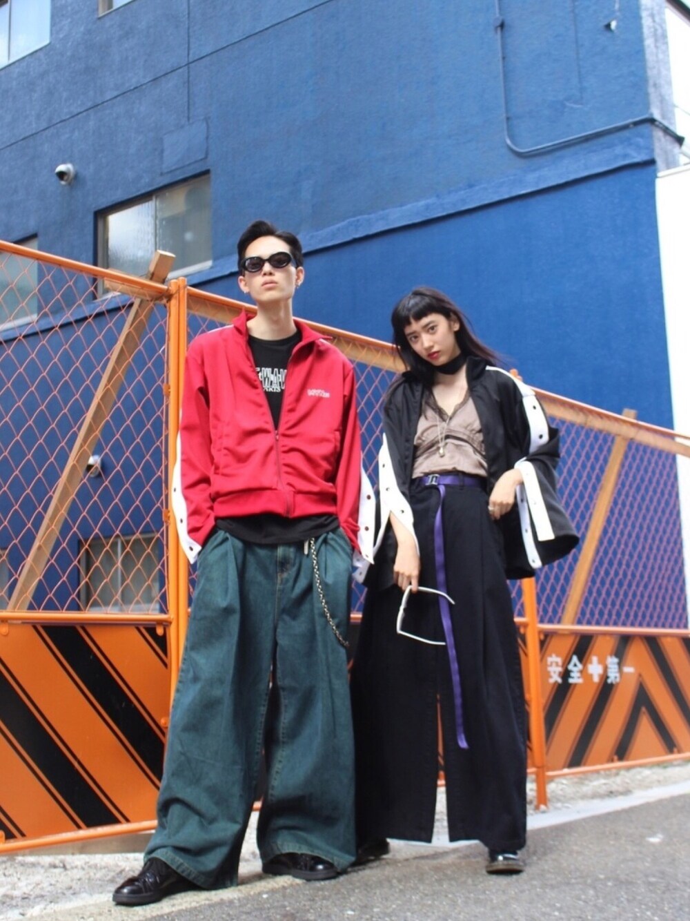 「MYnebyidea、ジャージ、スニーカー、ブラックコーデ、デニム、ストリート、ワイドパンツ」｜「MYneの【MYne】トラックジャケット/TRACK JACKET（その他アウター、レッド系）」を使った、THE PHARCYDEさん（メンズ・183cm）の秋コーディネートの1枚目の写真