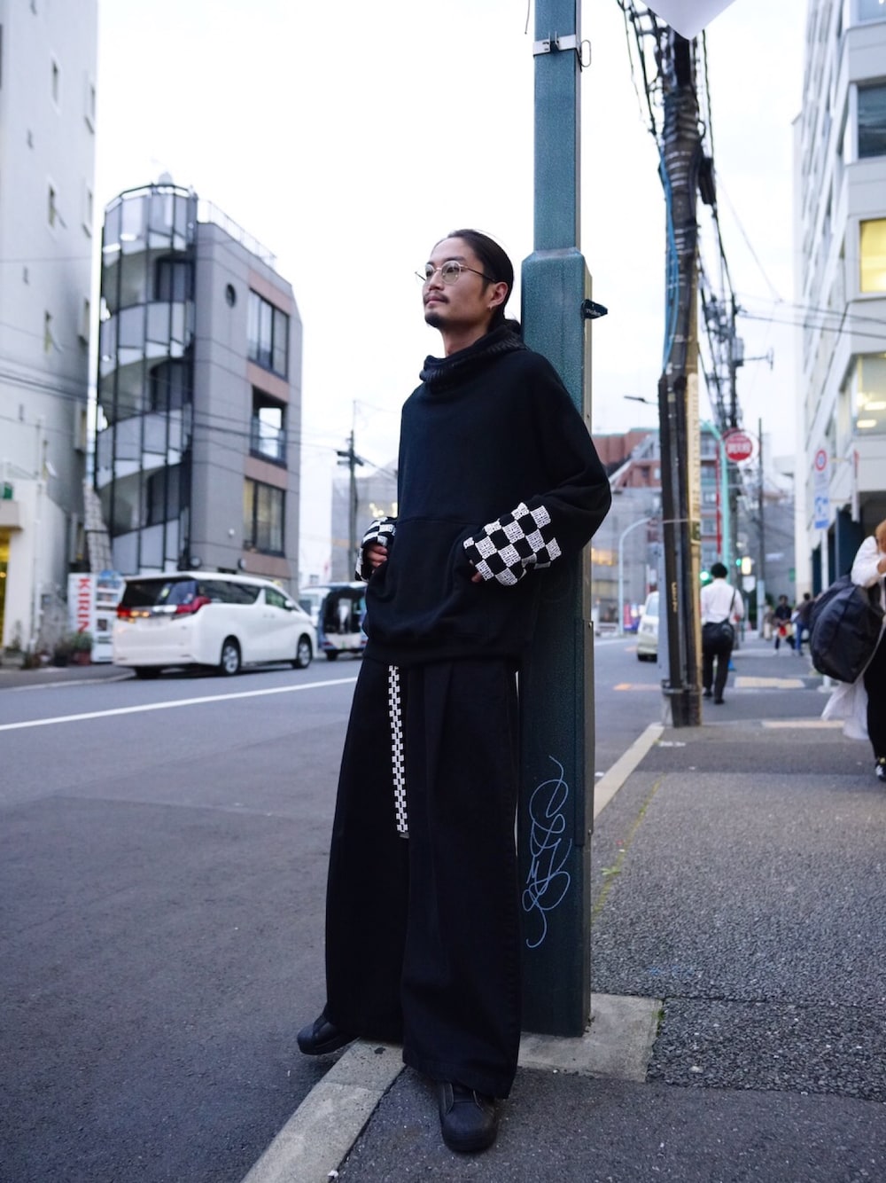 「スニーカー、デニム、パーカー、チェック、ストリート、ストリートMIX」｜「MYneの【MYne】チェックスリーブフーディ/CHECKER SLEEVE HOODIE（パーカー、ブラック系）」を使った、THE PHARCYDEさん（メンズ・175cm）の秋コーディネートの1枚目の写真