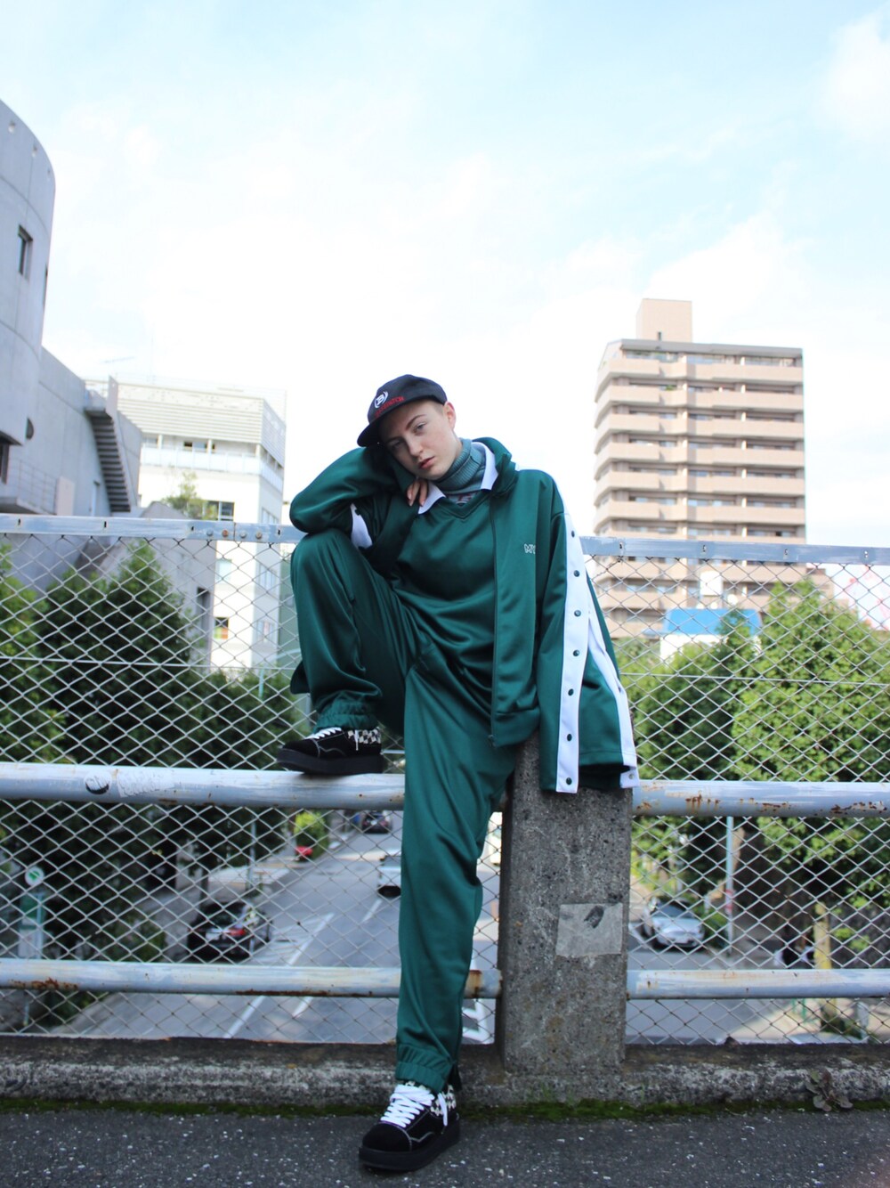 「MYNE、ジャージ」｜「MYneの【MYne】カラードプルオーバー/COLLARED PULLOVER（Tシャツ/カットソー、グリーン系）」を使った、THE PHARCYDEさん（メンズ・175cm）の秋コーディネートの1枚目の写真