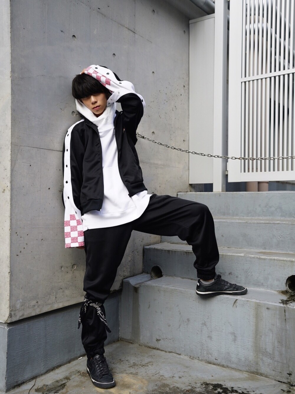 「MYNE、レイヤードスタイル、ストリート、メンズ、ユニセックス」｜「MYneの【MYne】トラックジャケット/TRACK JACKET（その他アウター、ブラック系）」を使った、THE PHARCYDEさん（メンズ・175cm）の秋コーディネートの1枚目の写真
