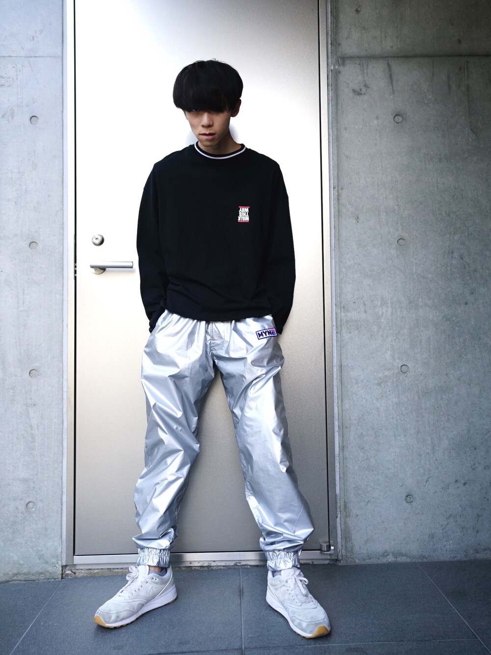 「MYNE、ストリート、Tシャツ、トラックパンツ、メンズ、ユニセックス」｜「MYneの【MYne】ＷＡＬＫ　ＴＨＩＳ　ＷＡＹロングスリーブＴシャツ/WALK THIS WAY L/S T（Tシャツ/カットソー、ブラック系）」を使った、THE PHARCYDEさん（メンズ・175cm）の秋コーディネートの1枚目の写真