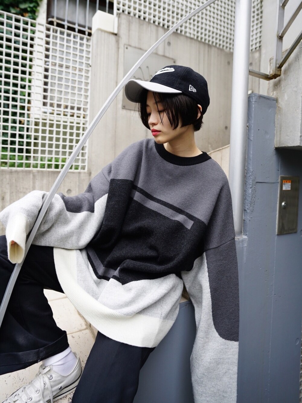 「MYNE、カジュアル、シンプル、モノトーン、ニット、レディース、ユニセックス」｜「MYneのアイテム（ニット/セーター、ブラック系）」を使った、THE PHARCYDEさん（レディース・175cm）の秋コーディネートの1枚目の写真