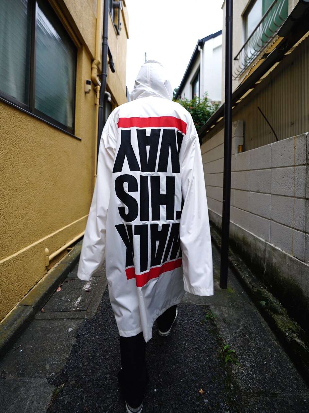 「MYNE、ストリート、レインコート、レディース、ユニセックス、オーバーサイズ」｜「MYneの【MYne】ＷＡＬＫ　ＴＨＩＳ　ＷＡＹレインコート/WALK THIS WAY RAIN COAT（その他アウター、ホワイト系）」を使った、THE PHARCYDEさん（レディース・175cm）の秋コーディネートの1枚目の写真