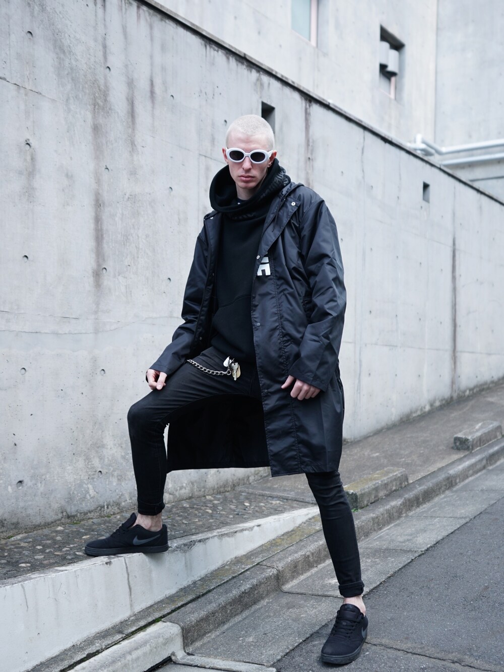 「冬コーデ、黒、スニーカー、パーカー、コート、レインコート、モード、ストリート、レイヤードスタイル」｜「MYneの【MYne】ＷＡＬＫ　ＴＨＩＳ　ＷＡＹレインコート/WALK THIS WAY RAIN COAT（その他アウター、ブラック系）」を使った、THE PHARCYDEさん（メンズ・175cm）の秋コーディネートの1枚目の写真