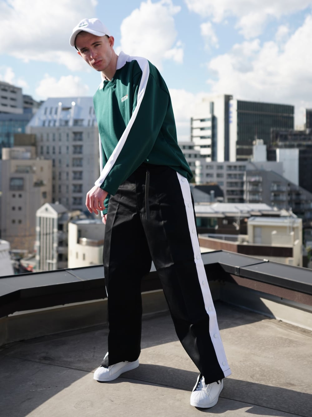 「ootd、MYNE、オーバーサイズ、ストリート」｜「MYneの【MYne】カラードプルオーバー/COLLARED PULLOVER（Tシャツ/カットソー、グリーン系）」を使った、THE PHARCYDEさん（メンズ・175cm）の冬コーディネートの1枚目の写真
