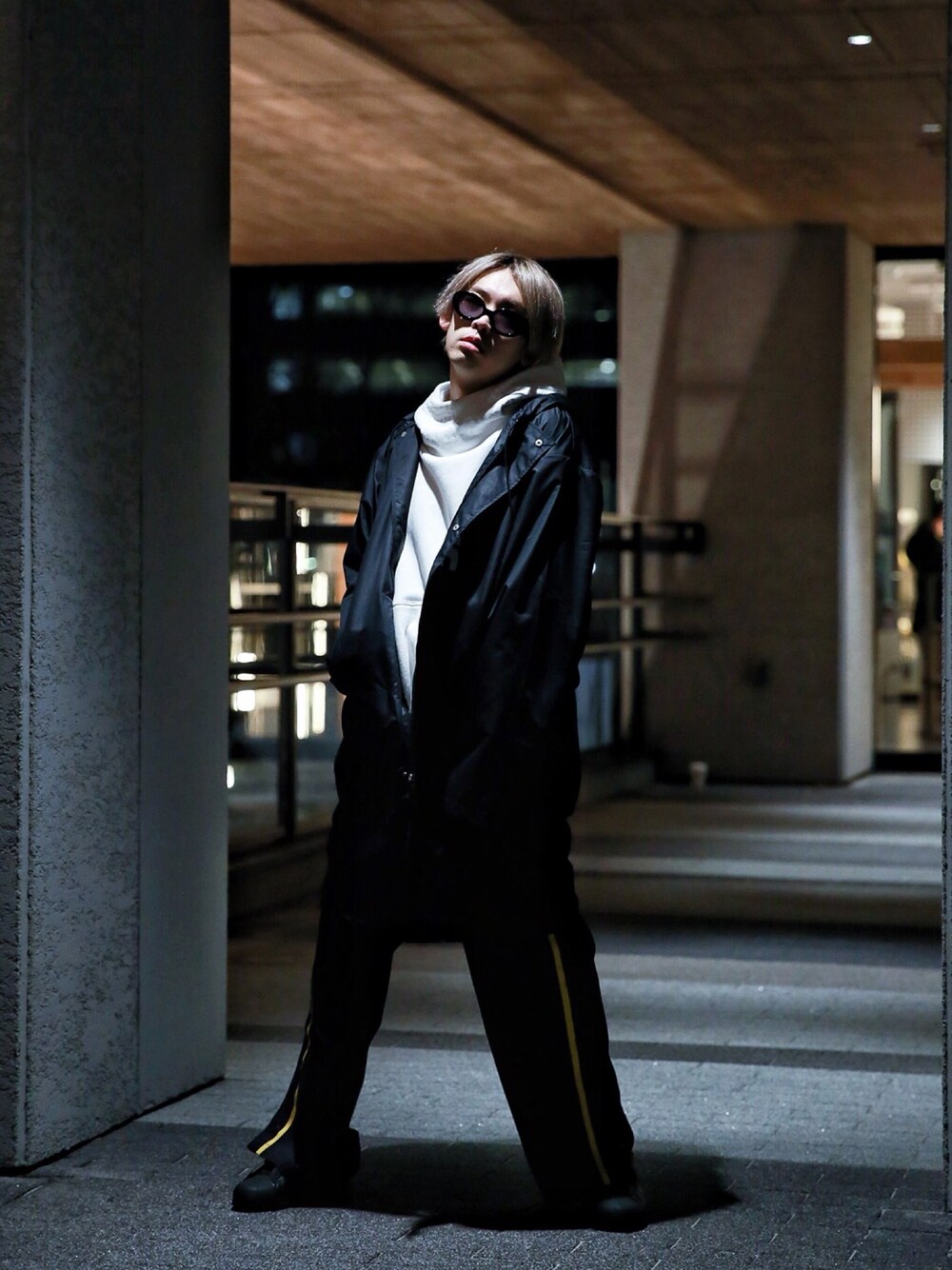 「MYNE、ストリート、スニーカー、レインコート、ディッキーズ(Dickies)」｜「MYneの【MYne】ＷＡＬＫ　ＴＨＩＳ　ＷＡＹレインコート/WALK THIS WAY RAIN COAT（その他アウター、ブラック系）」を使った、THE PHARCYDEさん（メンズ・175cm）の冬コーディネートの1枚目の写真