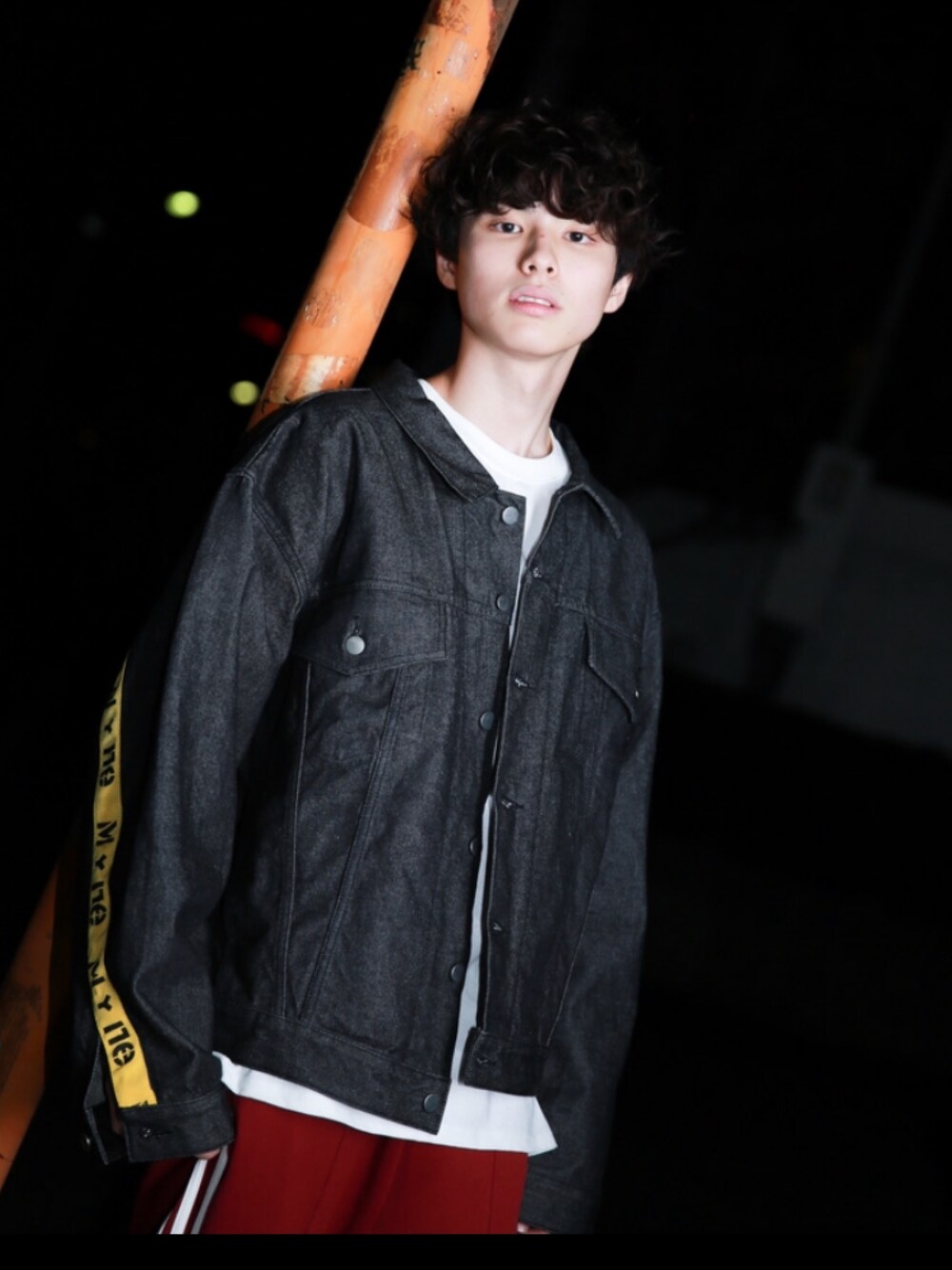 「MYNE、MYnebyidea、シンプルコーデ、スポーツミックス」｜「MYneの【MYne】M+neテープデニムジャケット/M+ne tape denim jacket（デニムジャケット、ブラック系）」を使った、THE PHARCYDEさん（メンズ・175cm）の冬コーディネートの1枚目の写真