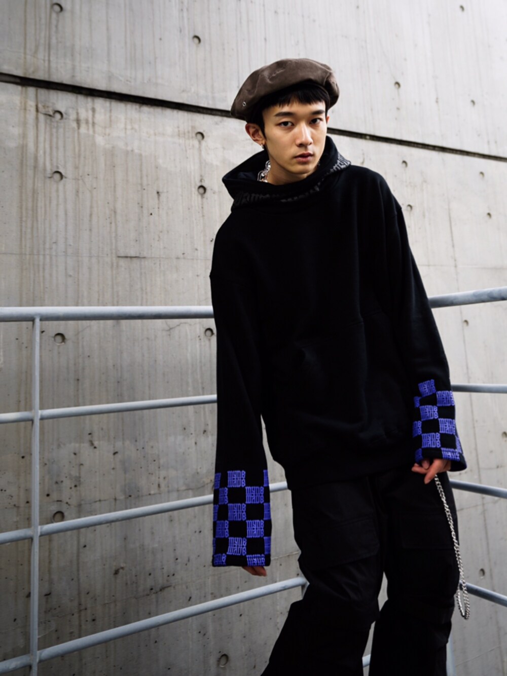 「黒、MYNE、MYnebyidea、ストリート、モード、きれいめカジュアル、シンプルコーデ、パーカー」｜「MYneの【MYne】M+neマジックテープワイドパンツ/M+ne magic tape wide pants（その他パンツ、ブラック系）」を使った、THE PHARCYDEさん（メンズ・175cm）の冬コーディネートの1枚目の写真
