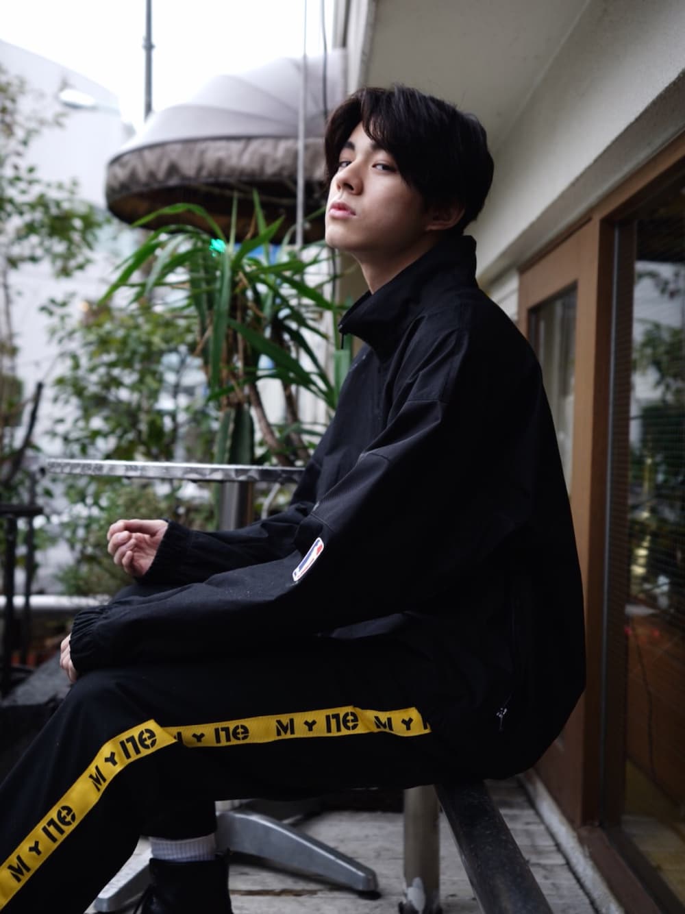 「シンプルコーデ、ストリート、ブラック、モード」｜「MYneの【MYne】メッシュハーフジッププルオーバー/mesh half zip pullover（ジャージ、ブラック系）」を使った、THE PHARCYDEさん（メンズ・175cm）の冬コーディネートの1枚目の写真