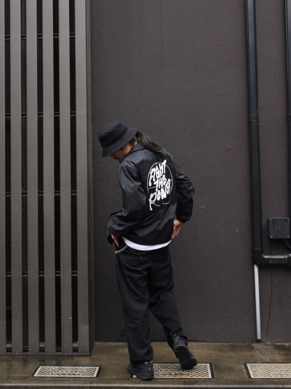 「シンプル、コーチジャケット、スニーカー、モードストリート」｜「MYneの【MYne】FIGHT THE POWERコーチジャケット/FIGHT THE POWER coach jacket（ブルゾン、ブラック系）」を使った、THE PHARCYDEさん（メンズ・175cm）の春コーディネートの1枚目の写真