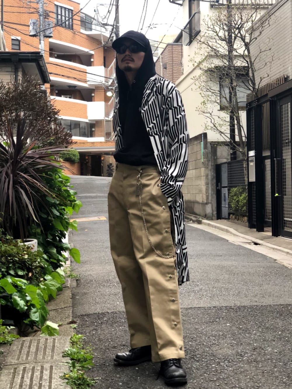 「春、カジュアルコーデ、オーバーサイズ、ガウン、コート、ディッキーズ(Dickies)、MYNE」｜「MYneの【MYne】ディッキーズサイドスナップワイドパンツ/Dickies side snap wide pants（その他パンツ、ベージュ系）」を使った、THE PHARCYDEさん（メンズ・175cm）の春コーディネートの1枚目の写真